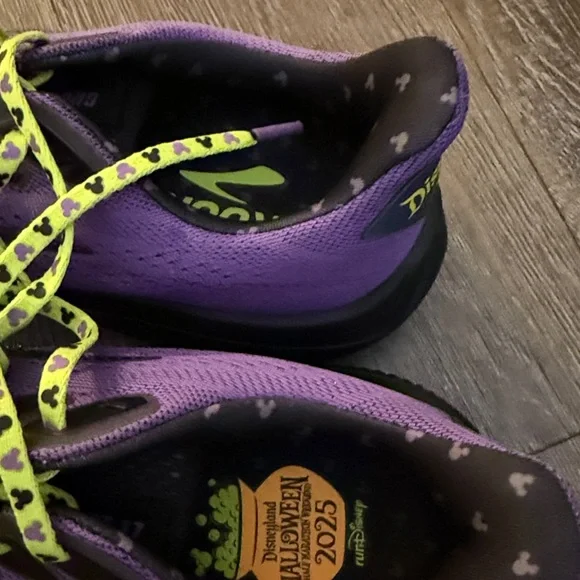 Brooks Run Disney Halloween 2025 Ursula men Purple size 9.5 New in box ghost 17 - Picture 4 of 5